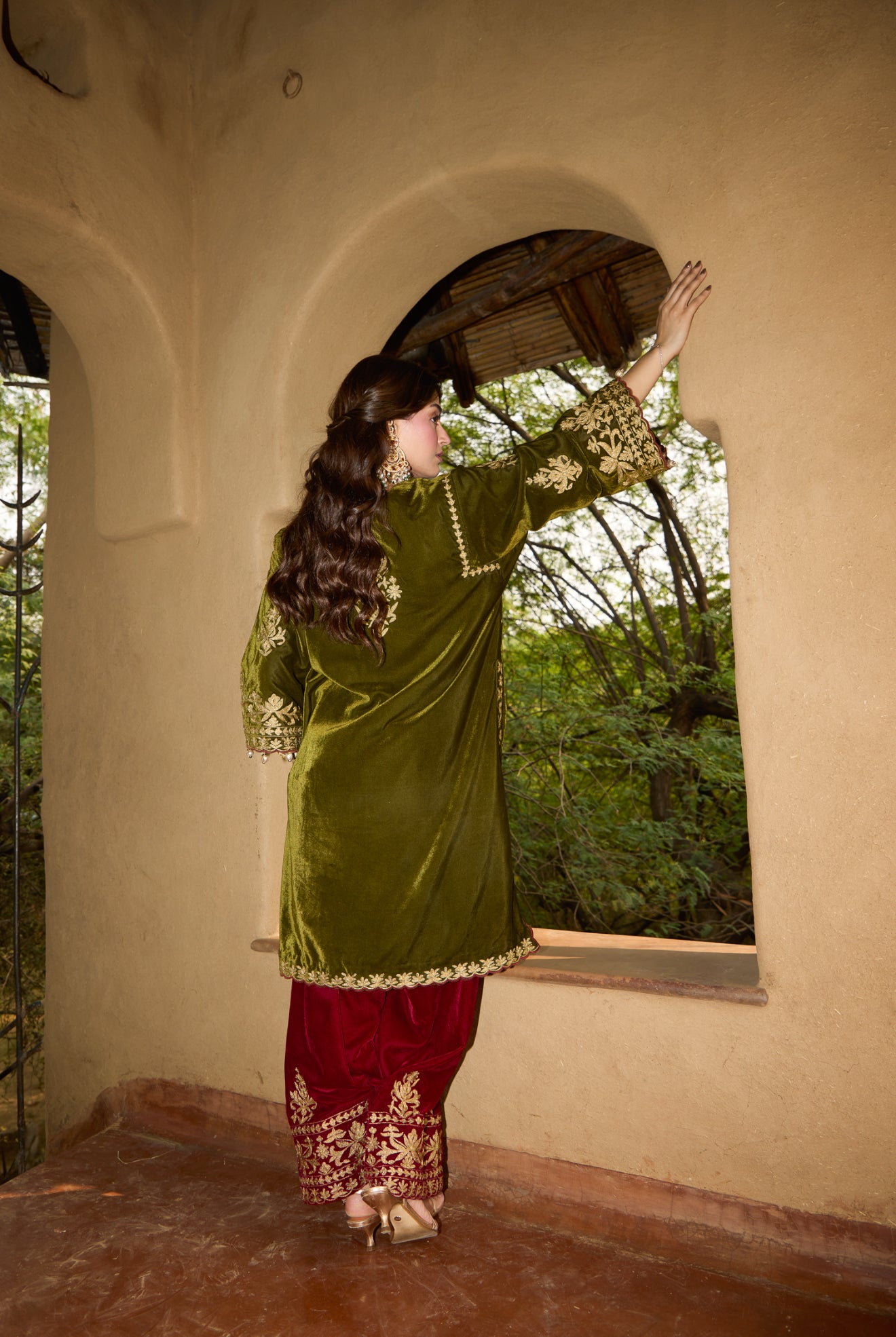 Mehendi Green Aari Tilla Short Pheran Set With Red Velvet Farshi Salwar & Embroidered Velvet Dupatta