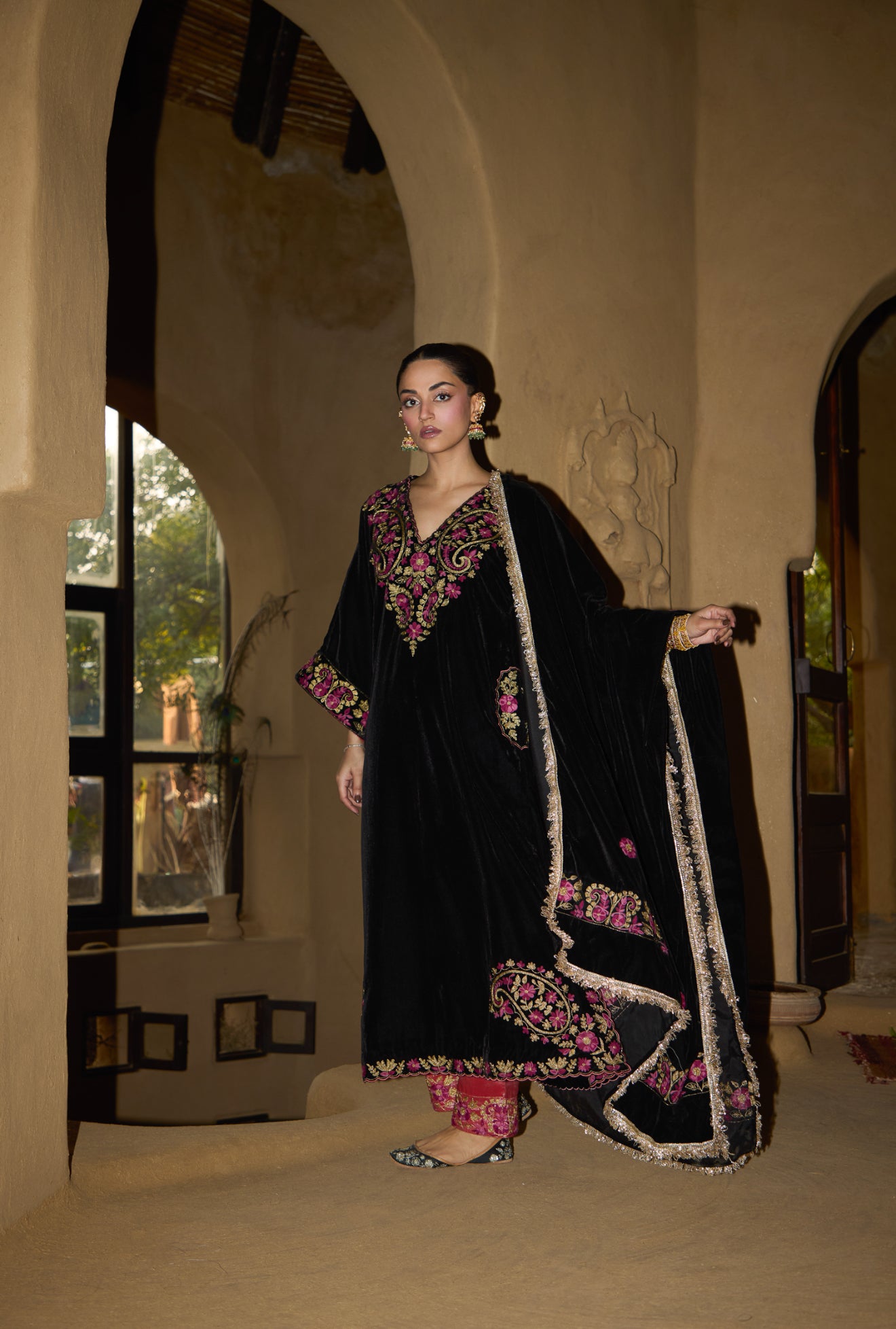 Black Velvet Aari Tilla Embroidered Kaftaan Set With Rose Pink Tissue Cigarette Pants & Black Velvet Embroidered Dupatta Mehendi Green