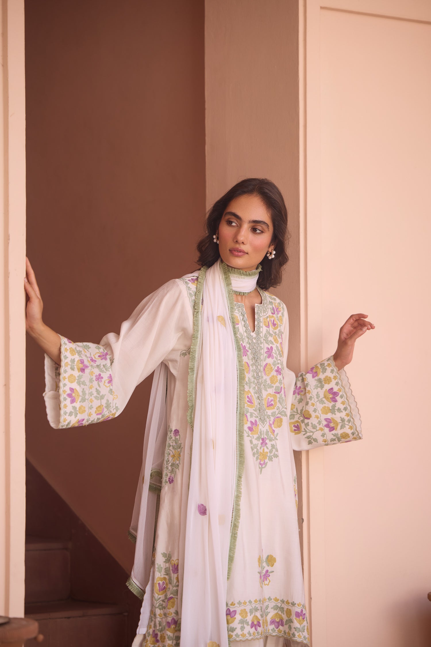 White Meadow Short Aari Pheran Set with Farshi Salwar