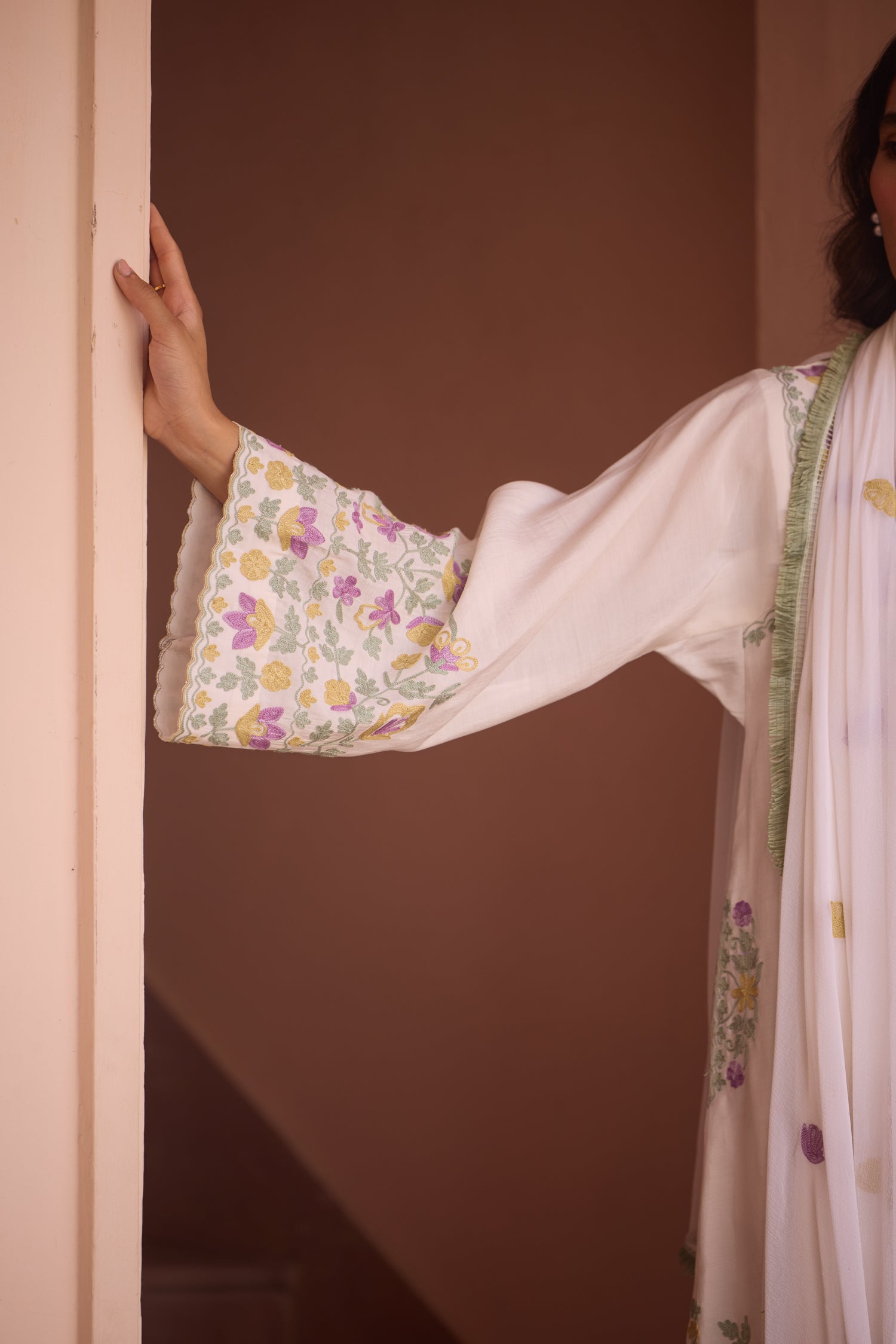 White Meadow Short Aari Pheran Set with Farshi Salwar
