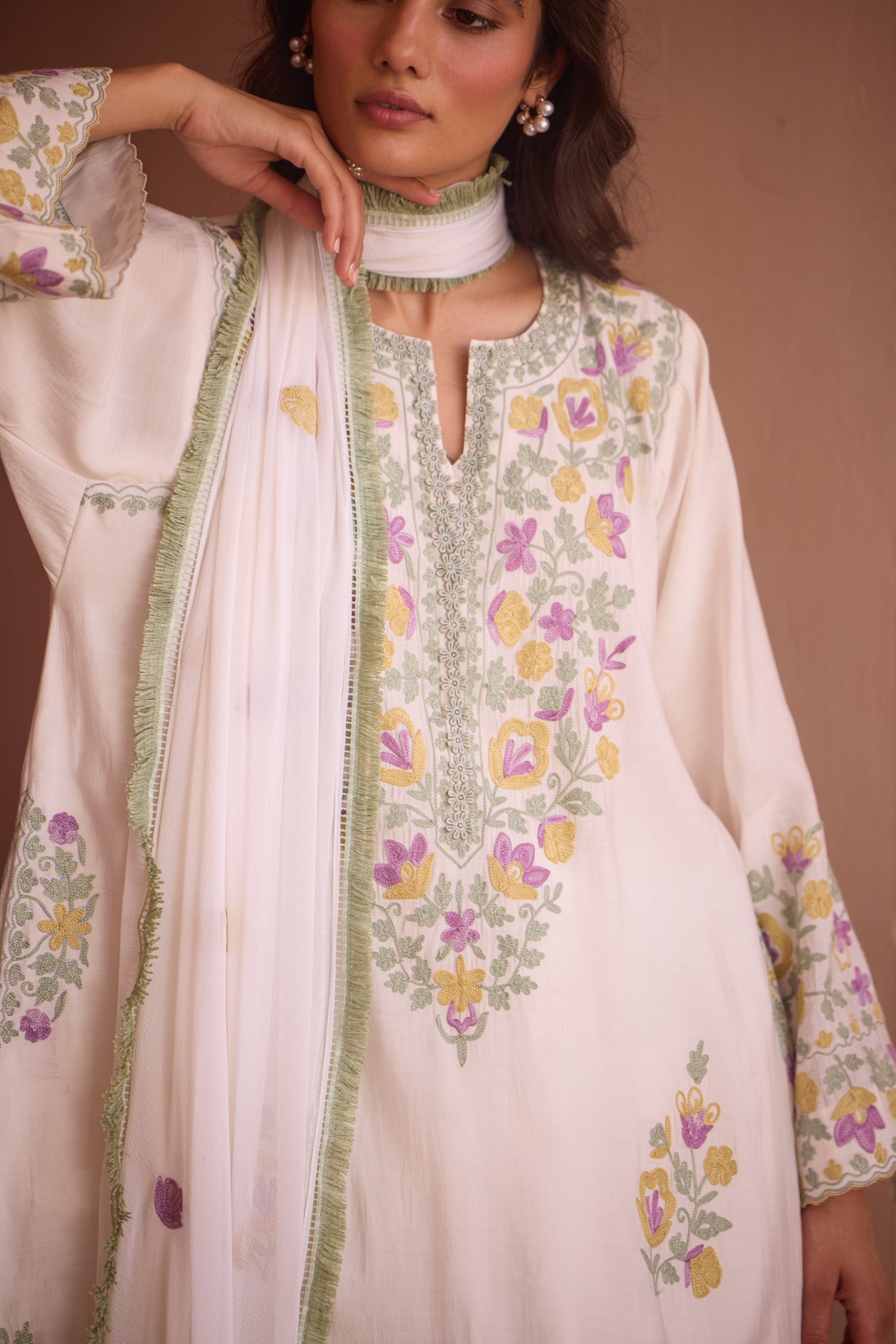 White Meadow Short Aari Pheran Set with Farshi Salwar