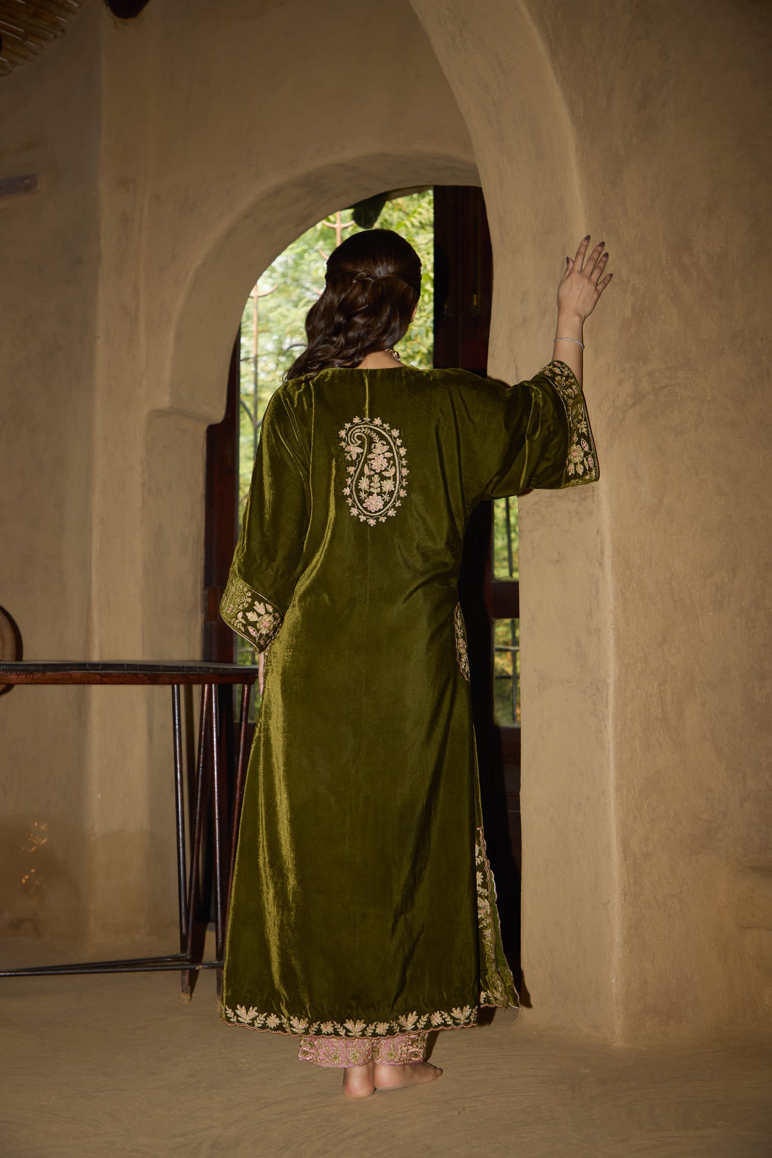 Mehendi Green Velvet Aari Tilla Embroidered Kaftaan Set With Pink Tissue Salwar Pants & Pink Tissue Embroidered Dupatta