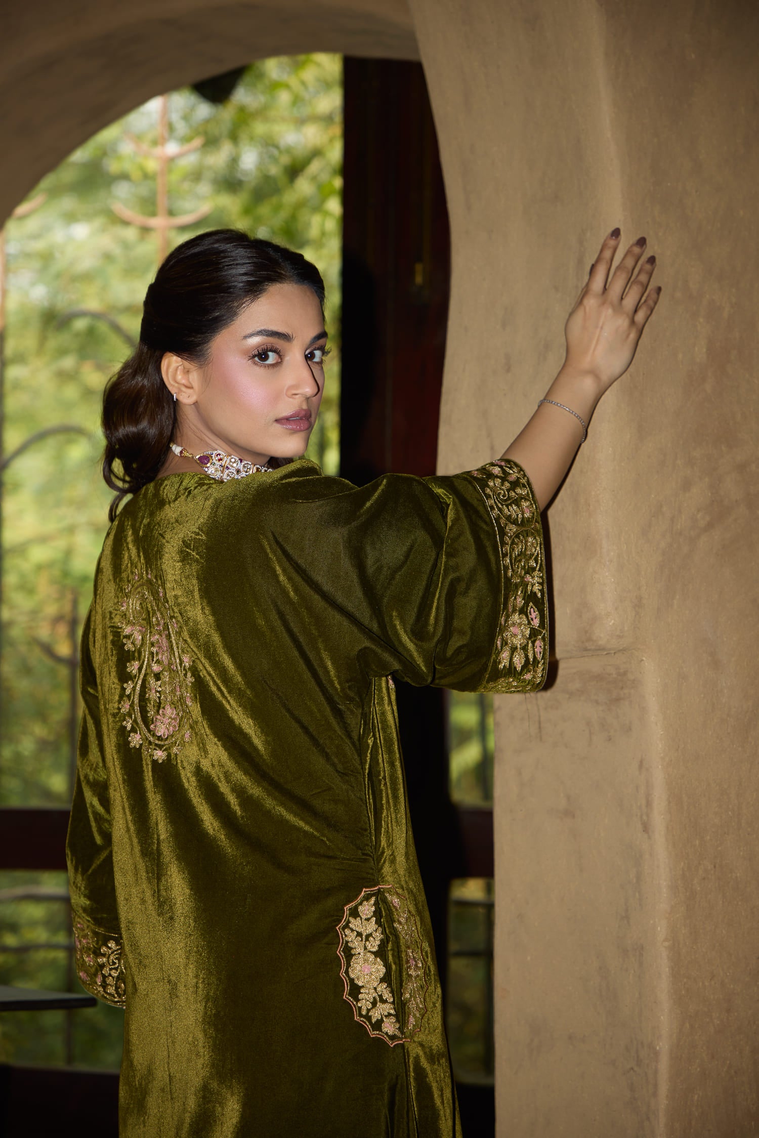 Mehendi Green Velvet Aari Tilla Embroidered Kaftaan Set With Pink Tissue Salwar Pants & Pink Tissue Embroidered Dupatta