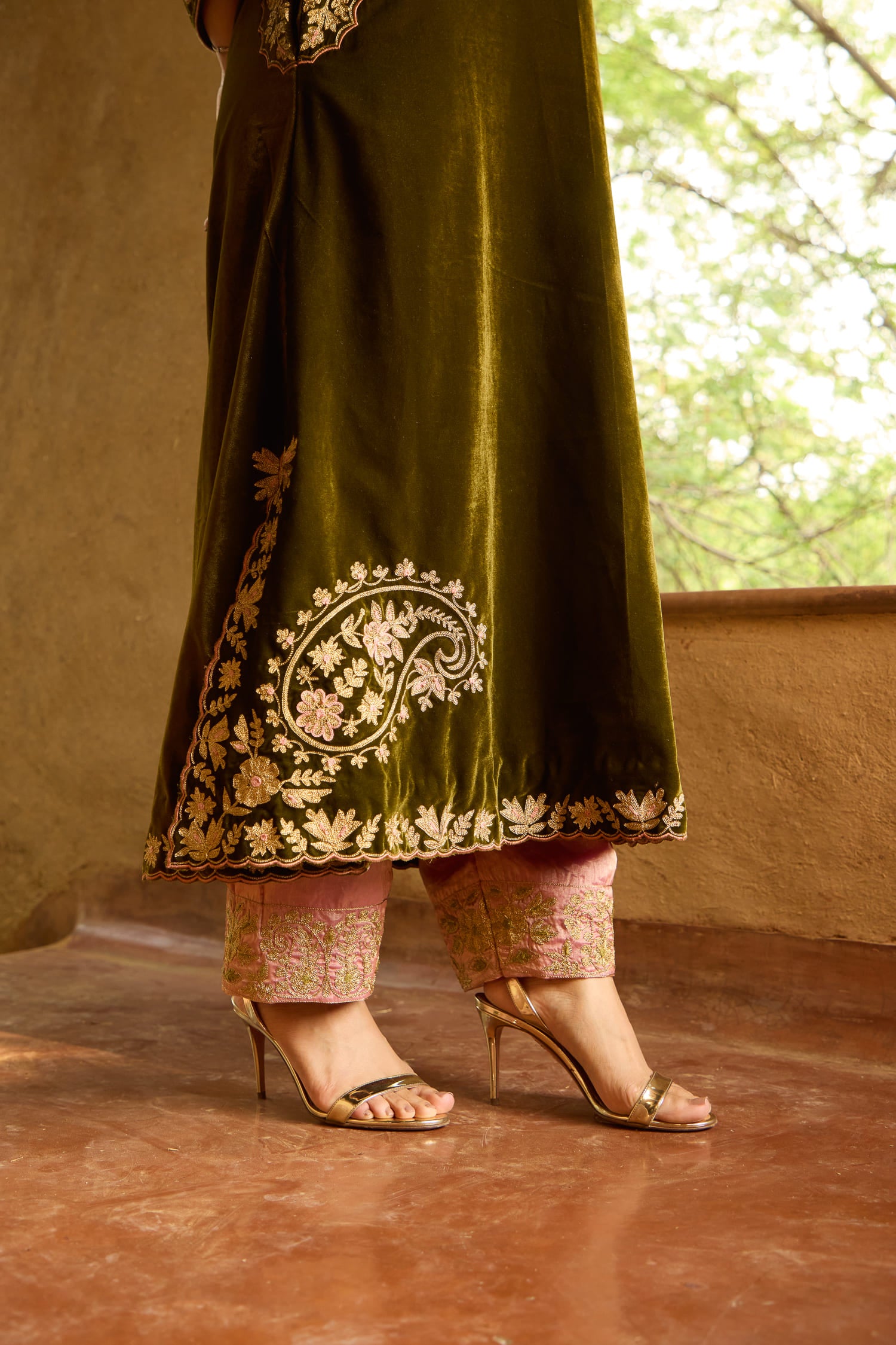 Mehendi Green Velvet Aari Tilla Embroidered Kaftaan Set With Pink Tissue Salwar Pants & Pink Tissue Embroidered Dupatta
