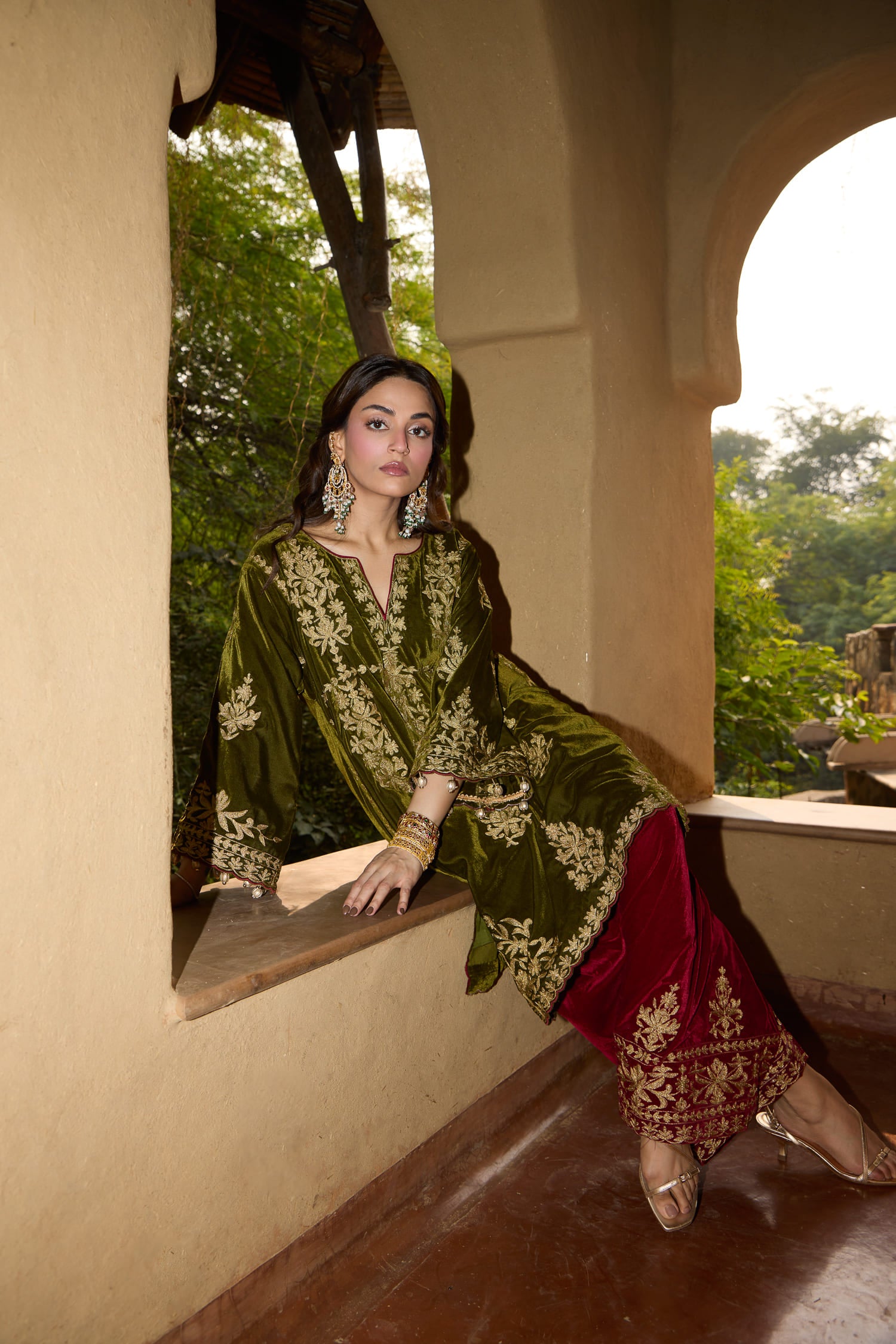 Mehendi Green Aari Tilla Short Pheran Set With Red Velvet Farshi Salwar & Embroidered Velvet Dupatta