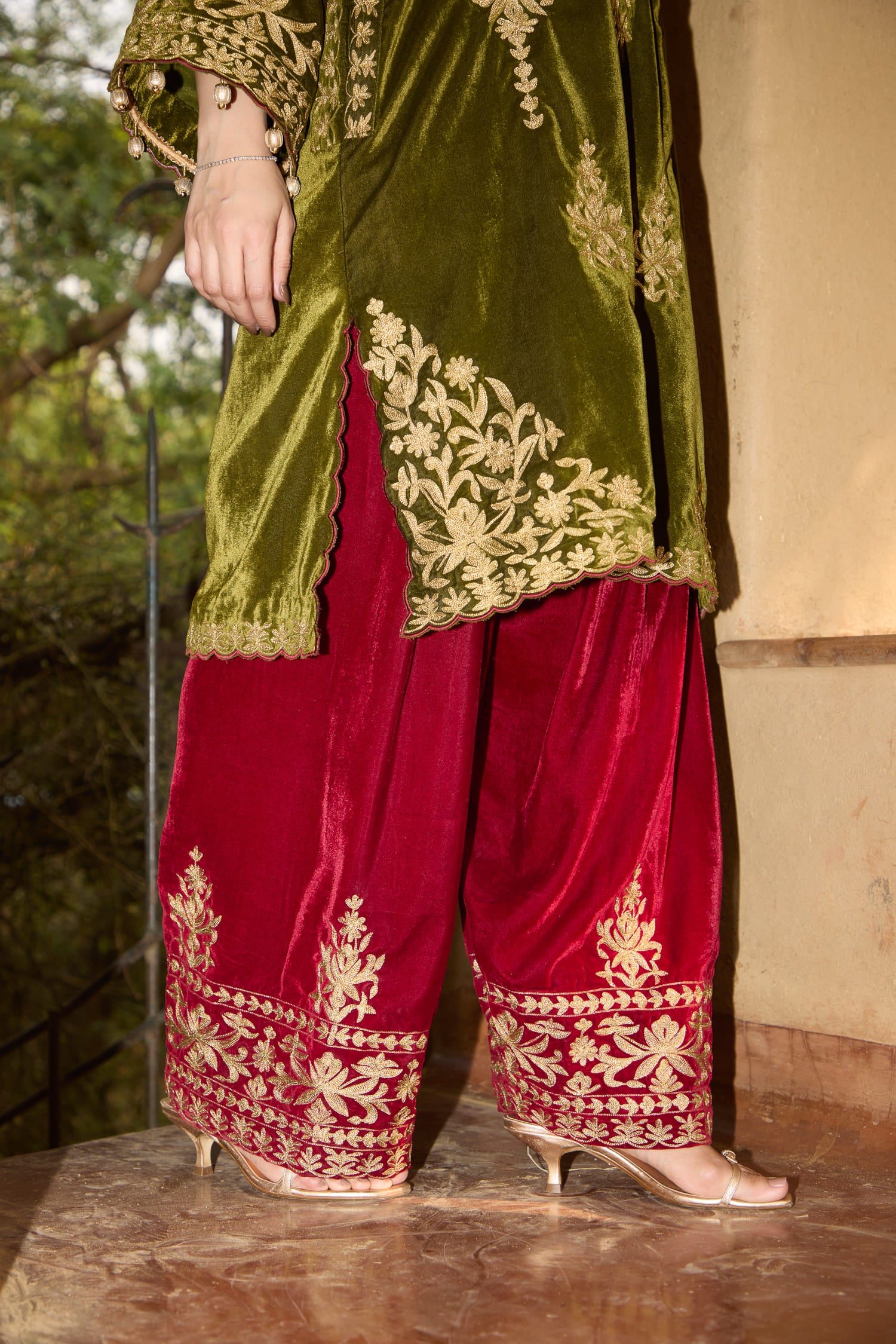 Mehendi Green Aari Tilla Short Pheran Set With Red Velvet Farshi Salwar & Embroidered Velvet Dupatta