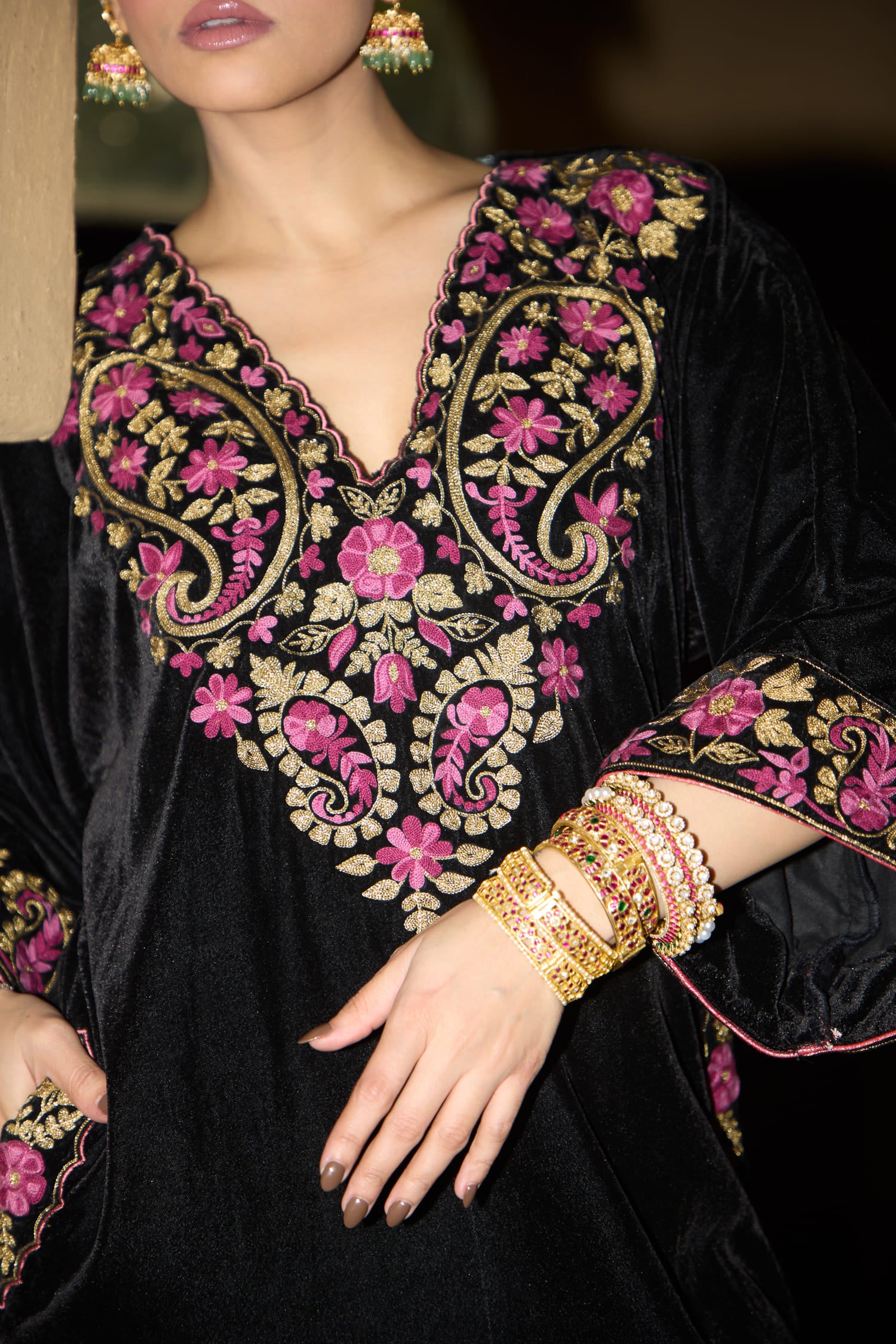 Black Velvet Aari Tilla Embroidered Kaftaan Set With Rose Pink Tissue Cigarette Pants & Black Velvet Embroidered Dupatta Mehendi Green