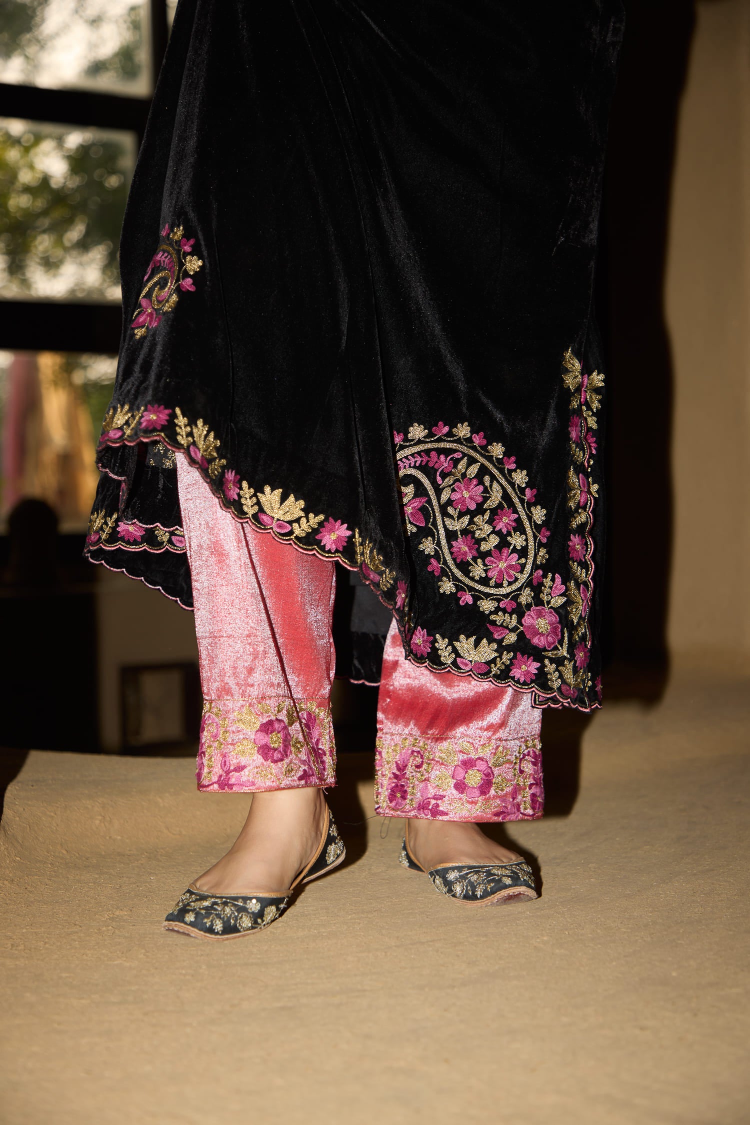 Black Velvet Aari Tilla Embroidered Kaftaan Set With Rose Pink Tissue Cigarette Pants & Black Velvet Embroidered Dupatta Mehendi Green