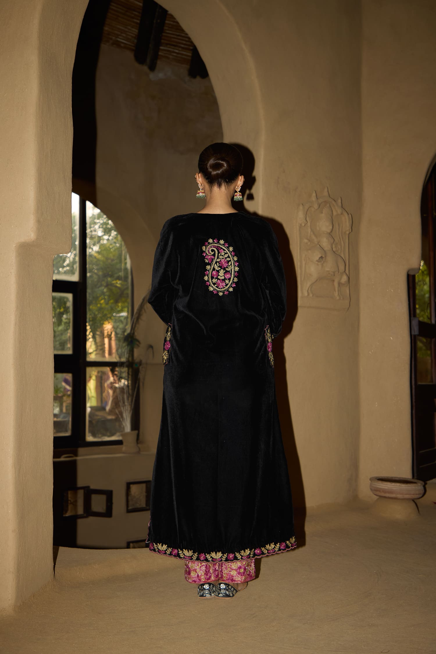 Black Velvet Aari Tilla Embroidered Kaftaan Set With Rose Pink Tissue Cigarette Pants & Black Velvet Embroidered Dupatta Mehendi Green