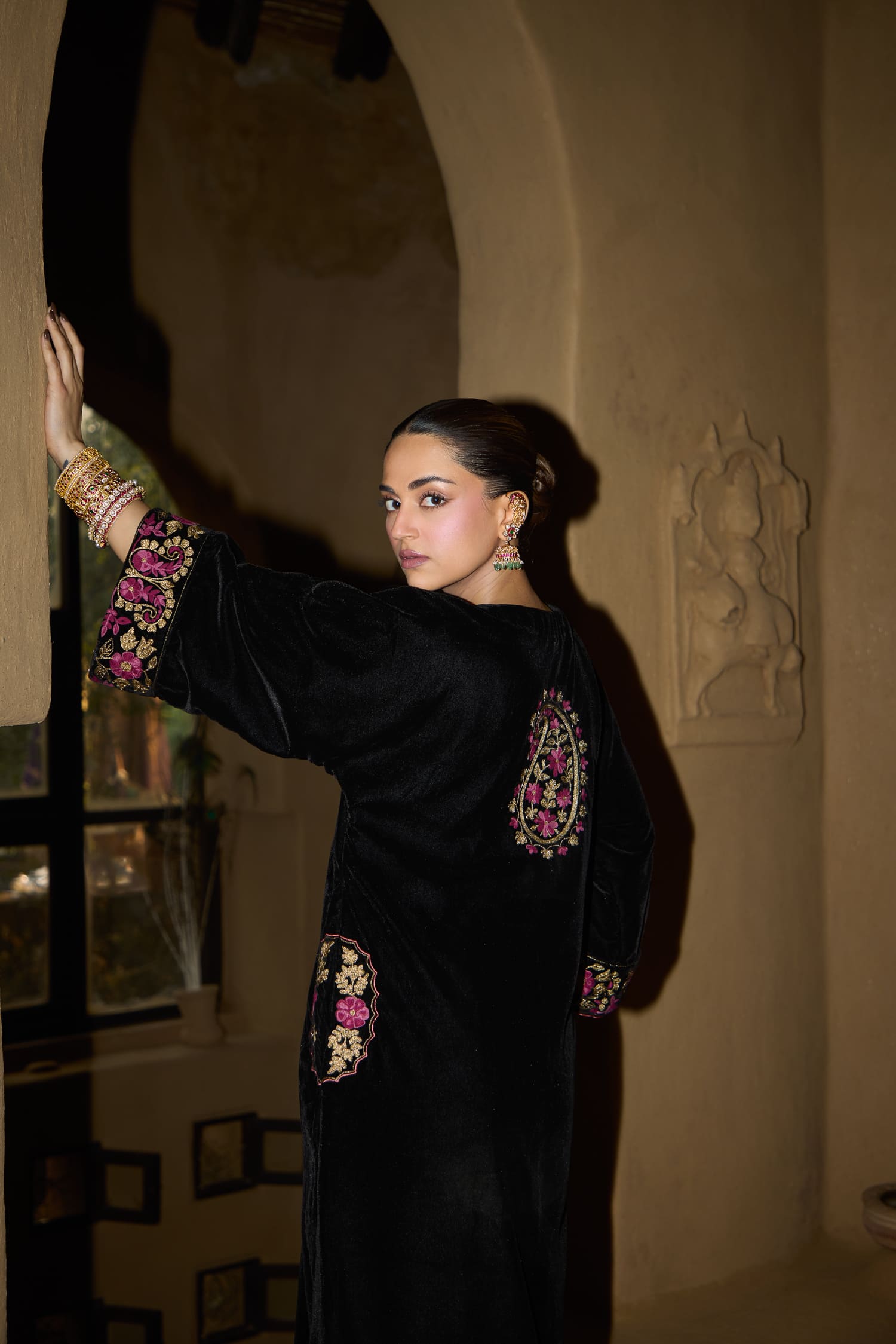 Black Velvet Aari Tilla Embroidered Kaftaan Set With Rose Pink Tissue Cigarette Pants & Black Velvet Embroidered Dupatta Mehendi Green