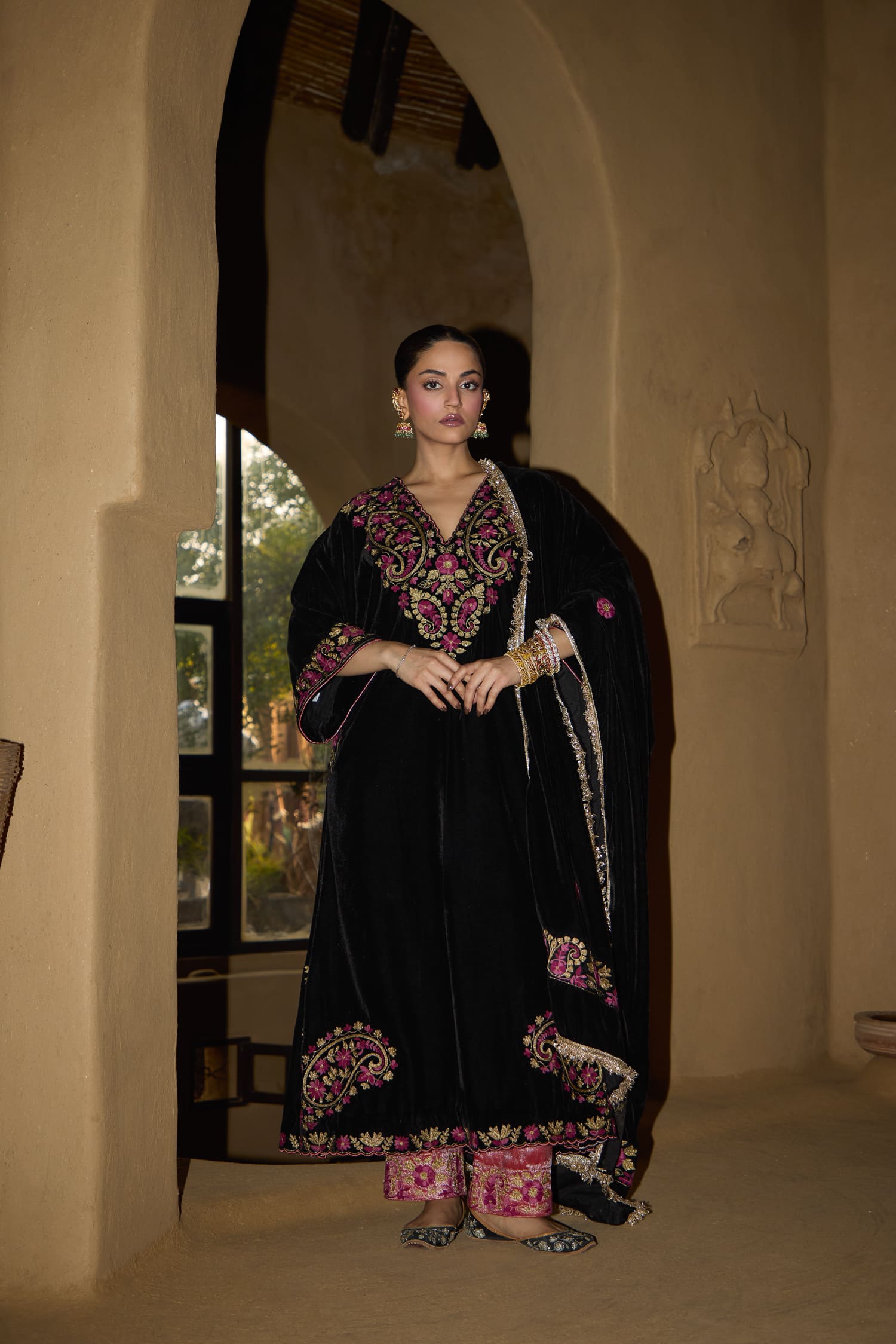 Black Velvet Aari Tilla Embroidered Kaftaan Set With Rose Pink Tissue Cigarette Pants & Black Velvet Embroidered Dupatta Mehendi Green