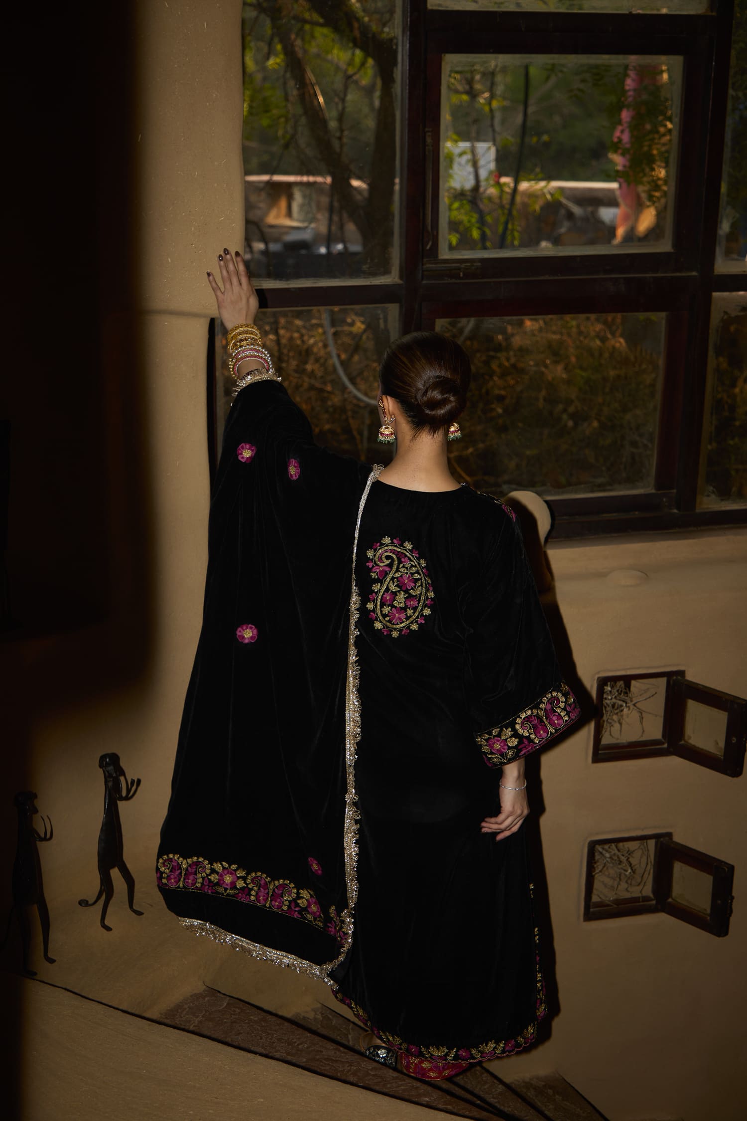 Black Velvet Aari Tilla Embroidered Kaftaan Set With Rose Pink Tissue Cigarette Pants & Black Velvet Embroidered Dupatta Mehendi Green