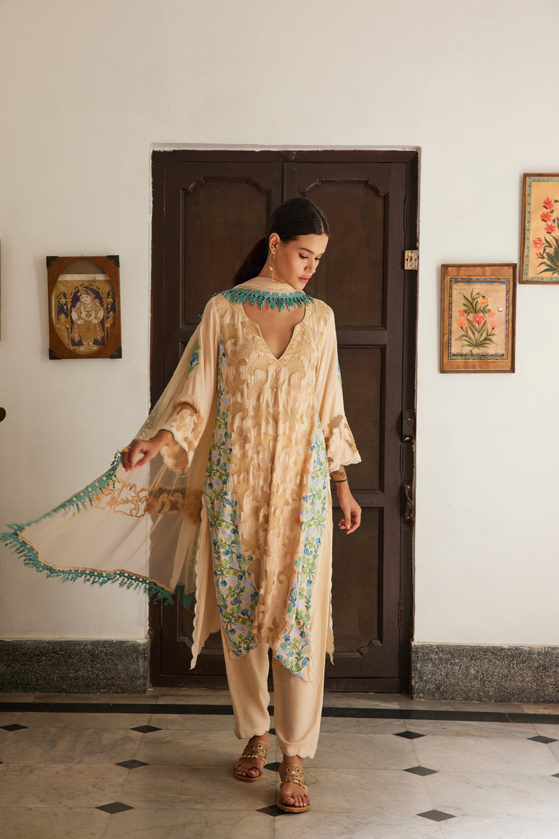 Women Off White Floral Printed Thread Work Cotton Kurta Set main image 0