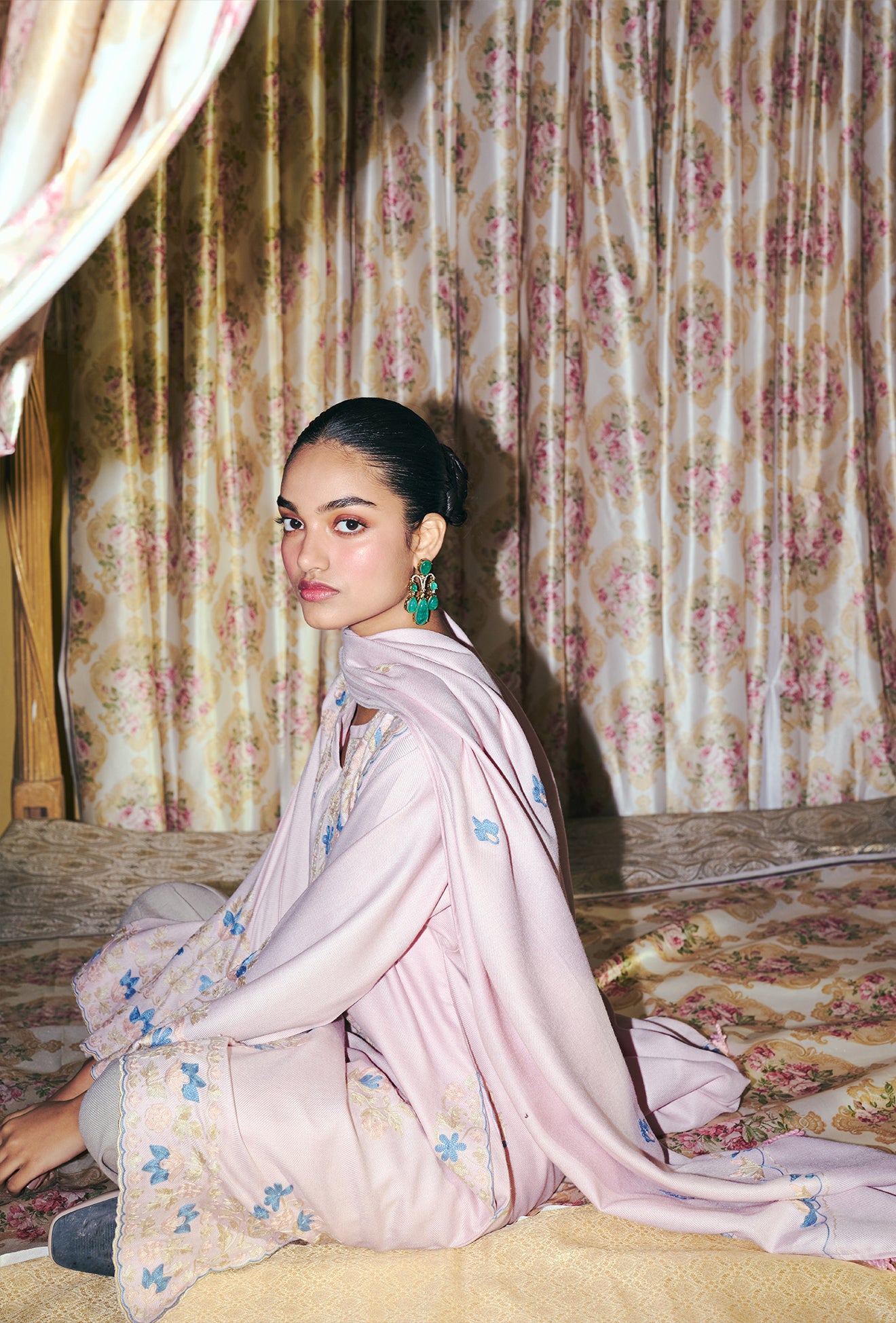 Baby Pink Wool Aari Embroidered Short Pheran Set with Farshi Salwar & Embroidered Woollen Stole