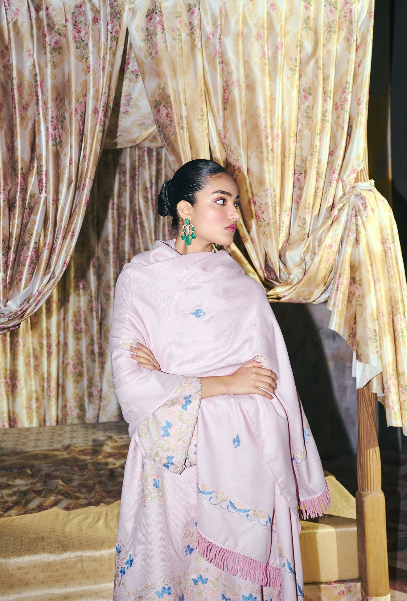 Baby Pink Wool Aari Embroidered Short Pheran Set with Farshi Salwar & Embroidered Woollen Stole