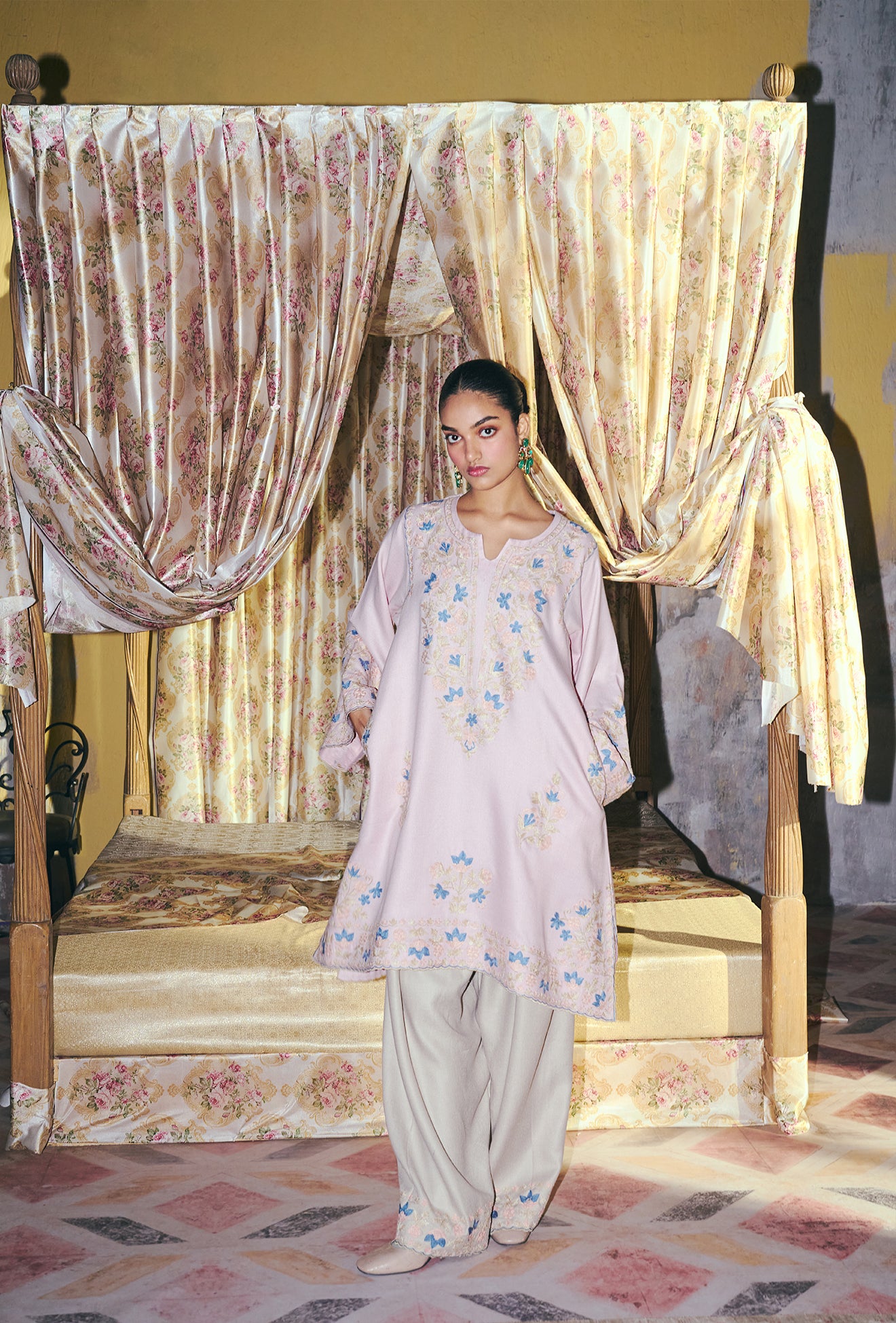 Baby Pink Wool Aari Embroidered Short Pheran Set with Farshi Salwar & Embroidered Woollen Stole